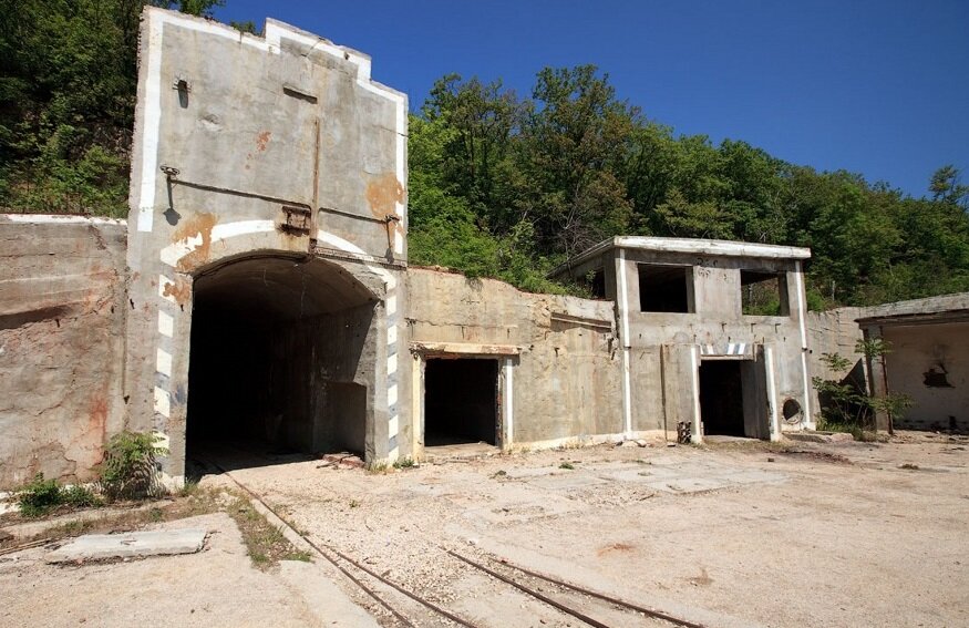 Оставшееся сооружение спустя много лет  