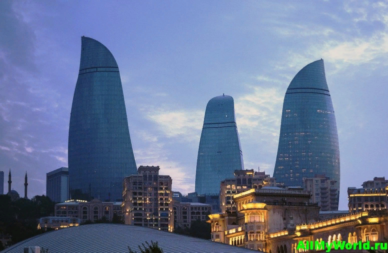 3. МУЗЕЙ АЗЕРБАЙДЖАНСКОГО КОВРА                                                                                                          Ковер в Азербайджане считается таким же произведением искусства, как где-нибудь в Европе картина или скульптура. И неудивительно, что в Баку есть музей, посвященный этой национальной гордости – причем снаружи музей выглядит не менее интересно, чем внутри: 
