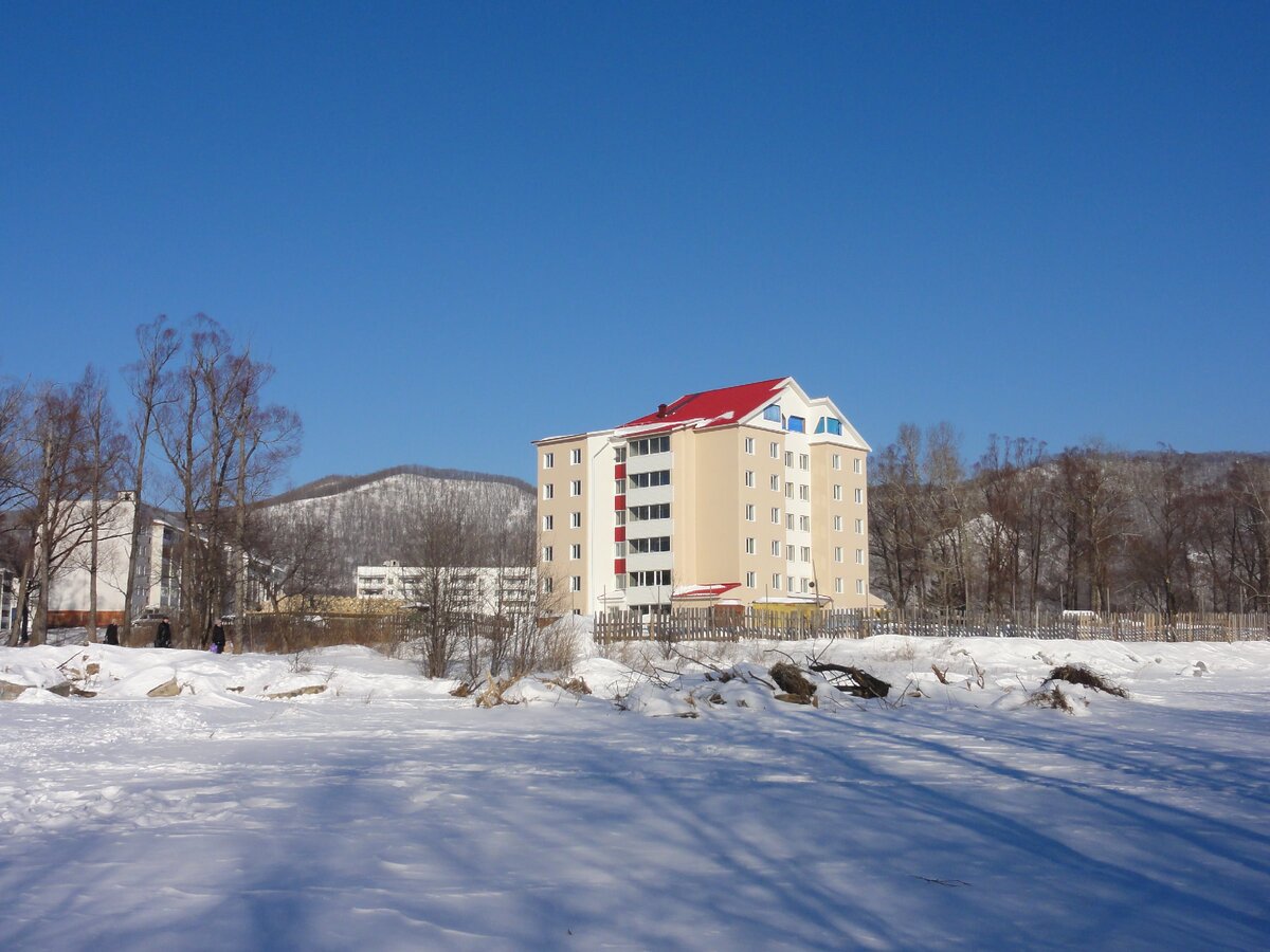 Когда Дальнегорск перешагнул отметку в 50 тыс. жителей, в нём начали строить высотки, но грянула "перестройка" и строительство замерло на 6 этаже.