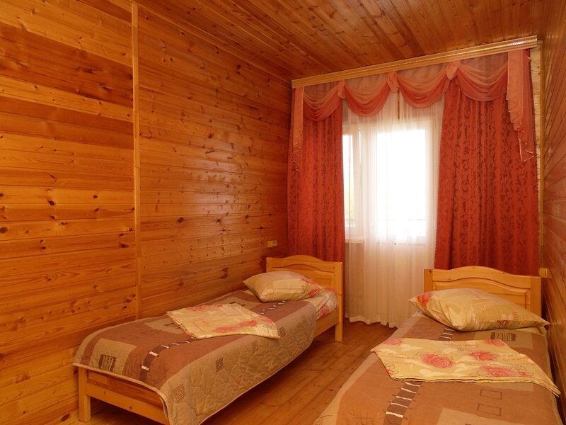 Чистенький двухместный номер с телевизором.