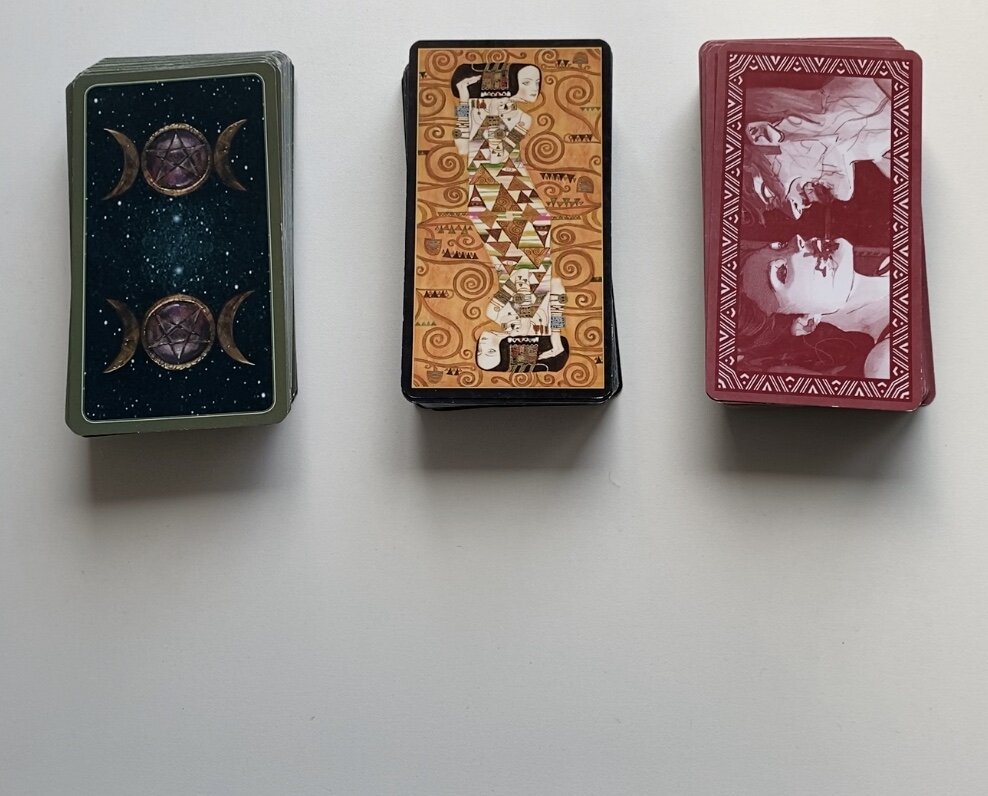 Хочет ли написать первым гадание онлайн на картах таро 