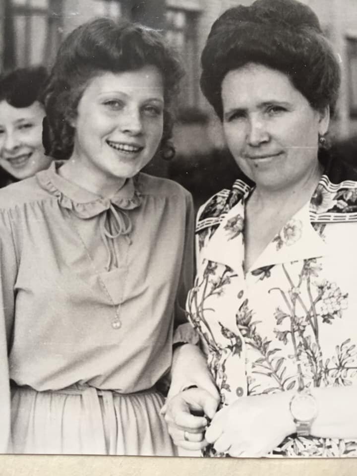 Мама и я на моём выпускном. 1982 год.