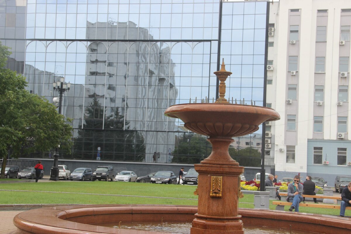 Август 2020. Хабаровск. Отражение здания администрации края.