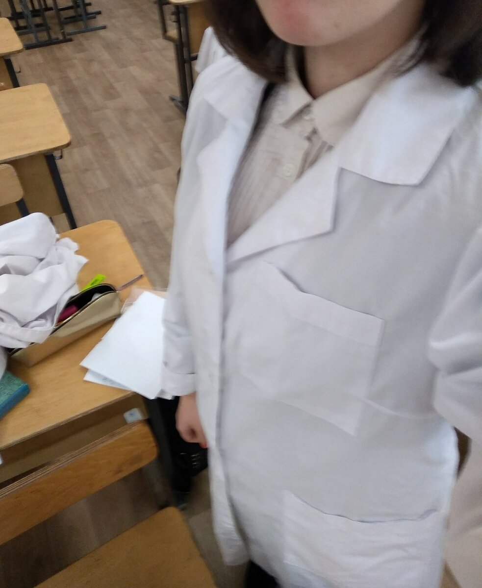 Халаты на уроке химии в школе. Так приятно было его надевать :) 