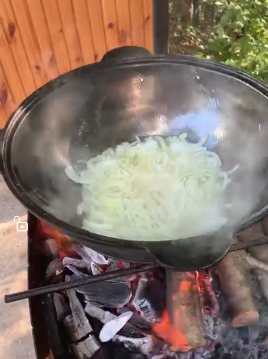 Подготовка казана к использованию - обжарка из лука.