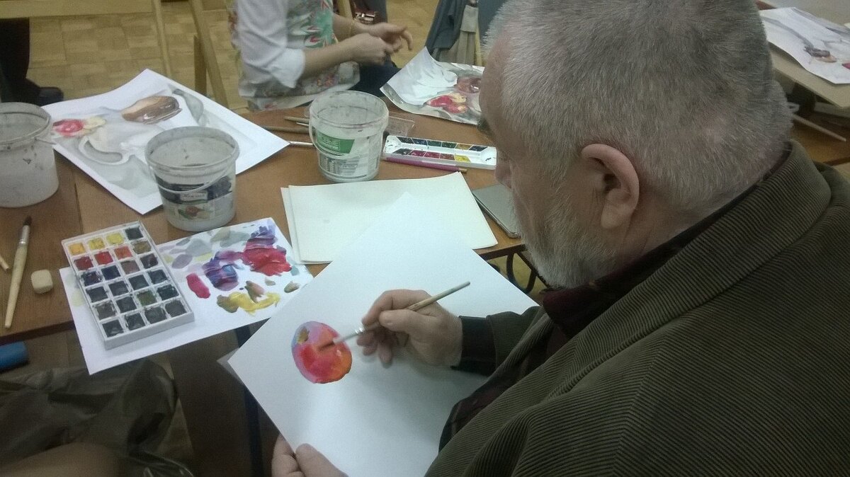 Александр Михалыч пишет акварелью яблоко. В 2016 году я ходила на его мастер-класс, когда сама ещё их не проводила. 