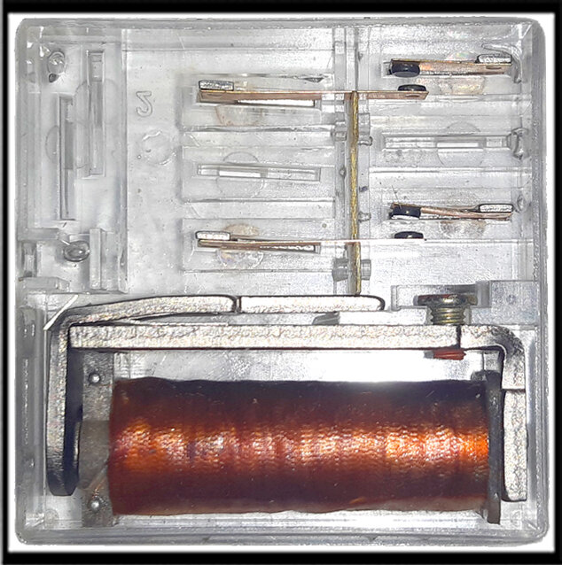 Электромагнитное реле. Положение контактов: разомкнуты