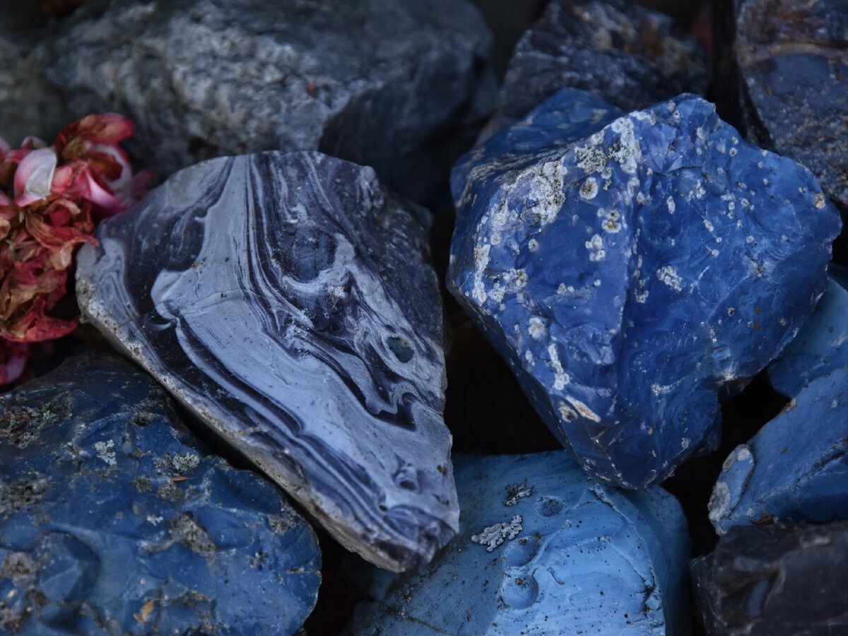 Арк синий самоцвет. Голубой камень. Синий камень. Голубой Уральский камень. Синий драгоценный камень.