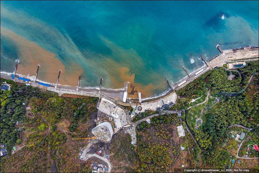 Крымские пляжи. Эпичные фото селевых потоков, сошедших на пляжи из-за бури13