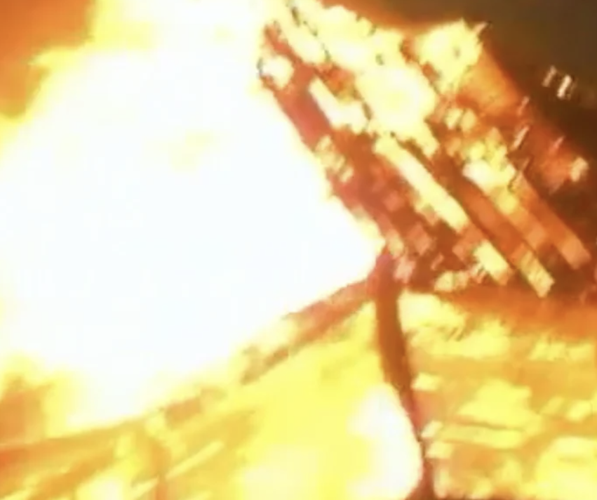 Вот такими картинками нас балует этот фильм. Нечего сказать и показать - выручает темень и пожар.