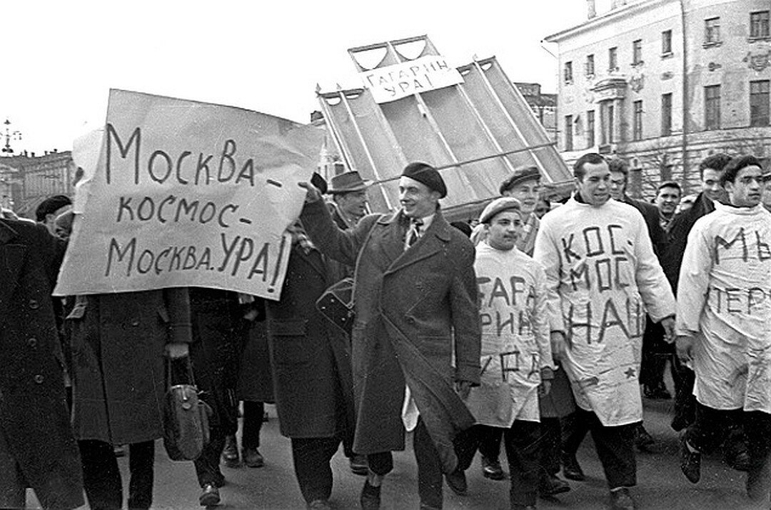 На улицу!  Всем, сколько есть!  Даешь!