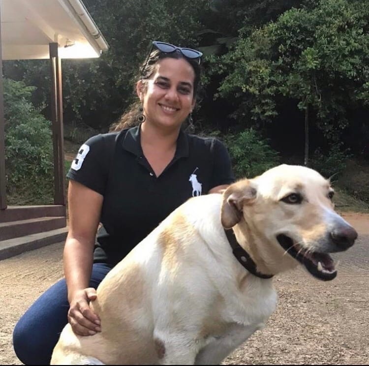 За сейшиком сейчас наблюдает местная жительница островов.