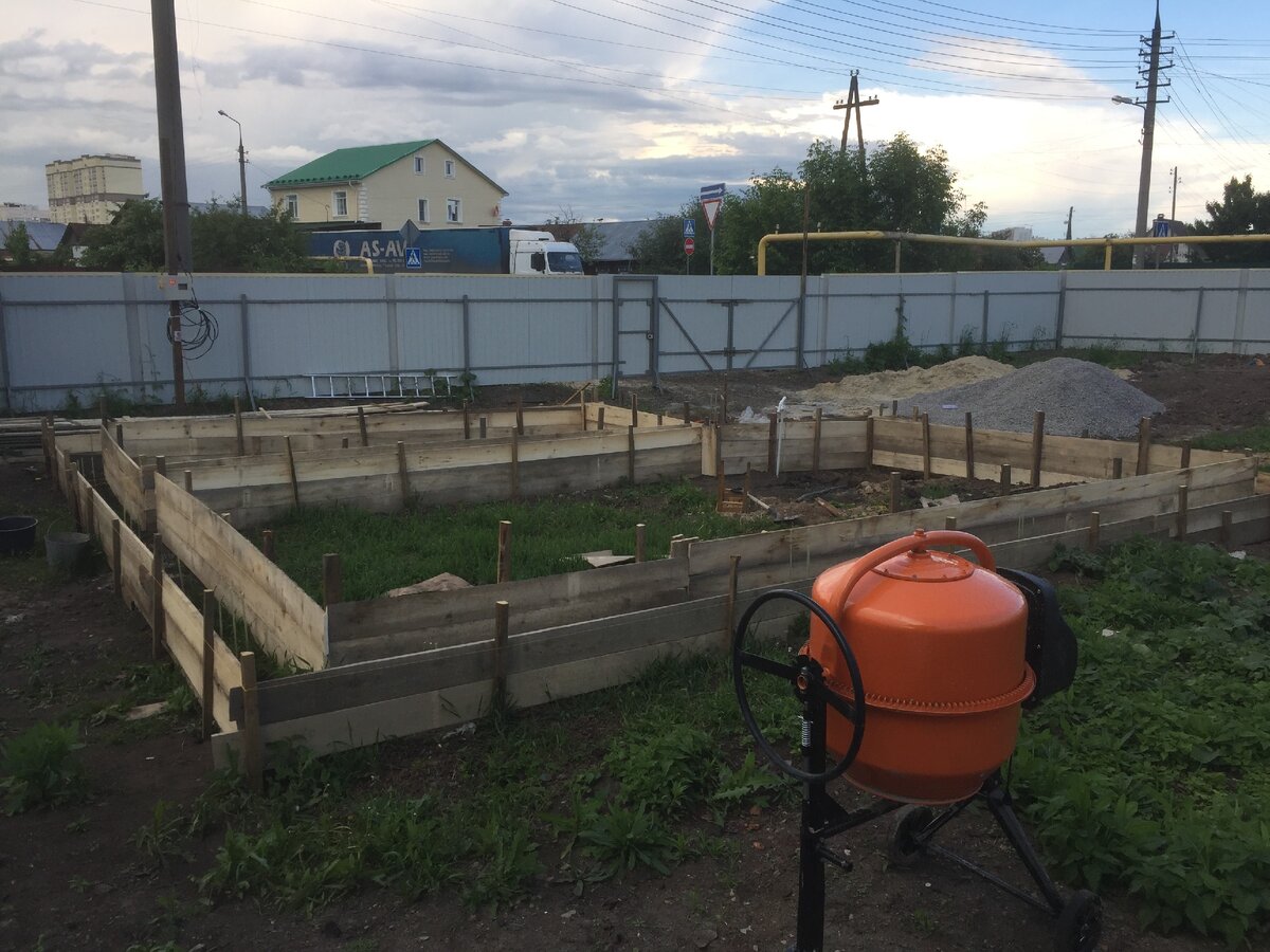 и так.... сегодня я хочу рассказать вам как я строил опалубку для своего фундамента.... оооо, господи - это самая неблагодарная работа, потому что мы ее строим, строим, строим, но по  сути мы ее уберем и выбросим... но, есть такая фишка , если изнутри оббить наши доски клеенкой, и постараться не запачкать их бетоном, а затем акуратно ее разобрать, то доски с опалубки можно использовать для подшивки потолка.... но я никогда этого не видел, потому что когда шпарит из бетоновоза 8 кубов битона, то тут становится не до сохранения досок)))) тут просто нужно его расскидывать по своему фундаменту.... так вот, для опалубки, я купил 2 куба доски, 25мм на 200, я искал дешевую доску, потому что понимал, что далее она уже никуда не пойдлет, а просто будет валяться до конца стройки, я делал ленточный фундамент, поэтому перед опалубкой не забудте пробурить дырки размером 1м на 200мм, через каждые 1,5м, 2м....естественно, нам нужно чтобы наш фундамент был по уровню для этого мы берем в аренду невилир, им мы выставляем углы нашего фундамента, это не сложно, я посмотрел в ютубе  и легко разобрался... далее, при покупке досок на пилораме лежали никому не нужные, а нам как раз нужные отбросы(бруски) от досок. которые прекрасно подойдут для колышек....по невилиру, как мы намерили натягиваем нитку между нашими углами, как с наружи фундамента так и внутри.... теперь, самое интересное, конечно же мы хотим чтобы с наружи у нас все было ровно, внутри не важно,там будет пол, поэтому снаружи на наши колышки по нашей нитке мы прикручиваем доски начиная от нитки, а не от земли, да потом мы столкнемся с тем что около земли у нас не будет помещаться целая доска, и нам придется ее пилить, подсыпать дырки, но поверьте, оно того стоит, зато у вас уже есть весь перимтр в вашем уровне, по которому при заливке просто по уровню ровняем с внешней стенкой.... колышки жалеть не нужно, чем чаще тем крепче, желательно, вернее обязательно нужно связать верхнюю  вы в итоге будете лить бетон, внутреннюю часть мы прикручиваем от земли и чуть выше нитки.... потом