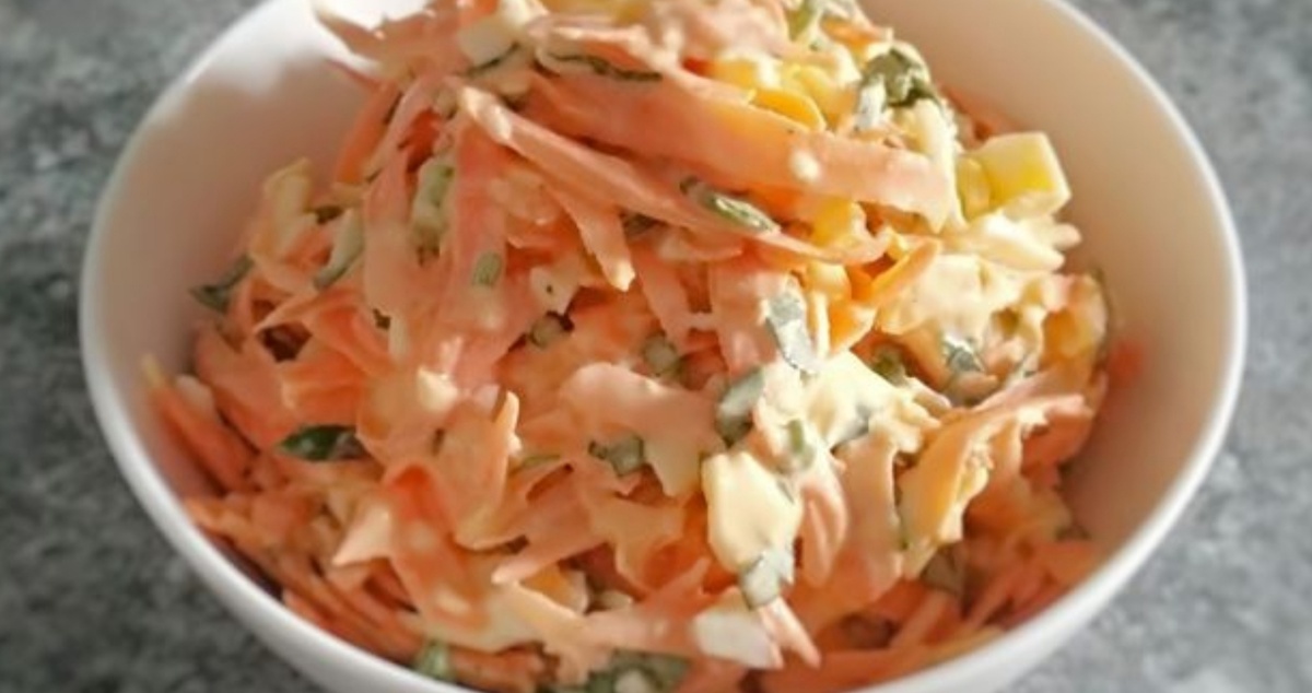 Хрустящий, сочный и вкусный салат из свежей моркови, сыра и яиц.