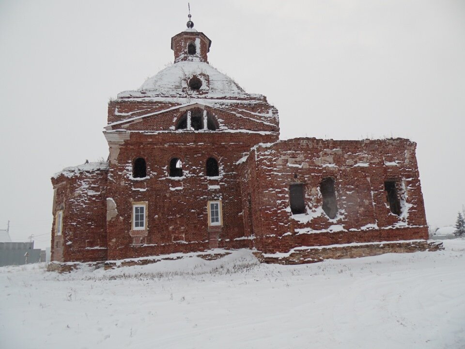 Церковь каменная, трехпрестольная. Заложена в 1816 г. Главный храм в честь Тихвинской иконы Пресвятой Богородицы, освящен в 1839 г. Левый придел во имя архангела Михаила, освящен в 1823 г. Правый придел во имя свт. Иоанна Златоуста, патр. Константинопольского, освящен в 1900 г. Закрыта в 1940 г., сергиевской ориентации. Памятник архитектуры областного значения с 1987 г