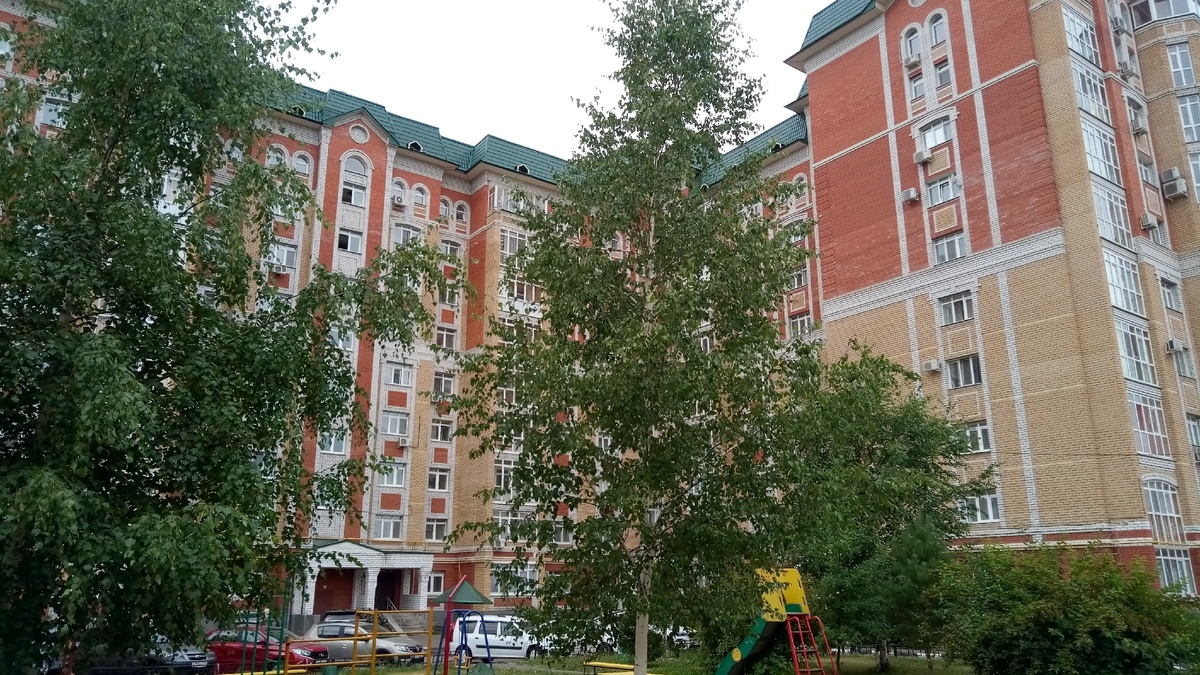 Одна из лучших квартир была в этом доме! Отличный зеленый двор, парковка, в квартире посудомойка. 