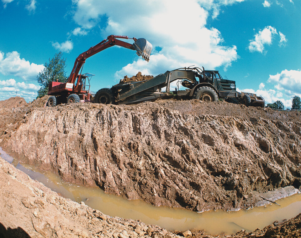 Работы в песчаном карьере. Фото: С. Лидов / РИА Новости