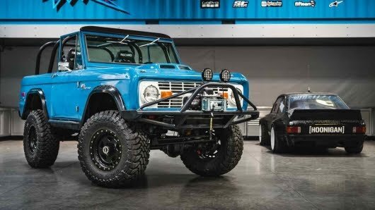 Один из наименее известных автомобилей Кена Блока – этот фантастический 1974 Ford Bronco. Он был построен NSB Performance (город Эджуотер, штат Флорида). Старый джип, обретший новую жизнь, стал подарком Кена своей жене на годовщину свадьбы. Модель работает на новом 5,0-литровом двигателе V8 в паре с шестиступенчатой автоматической коробкой передач. Обновленный Bronco предлагает 435 л. с. и 542 ньютон-метров крутящего момента под капотом.