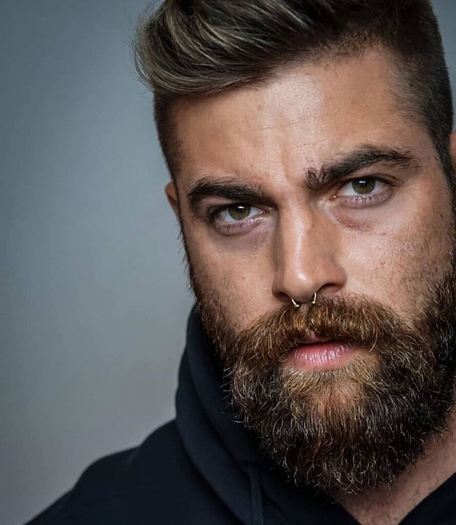 Средняя - умеренная длинна при которой формируется полная коррекция формы лица и челюсти, походит всем кому нужно добавить мужественности или просто разнообразить привычный стиль. Отлично подойдёт как под деловой, так и под свободно - вульгарный стиль.