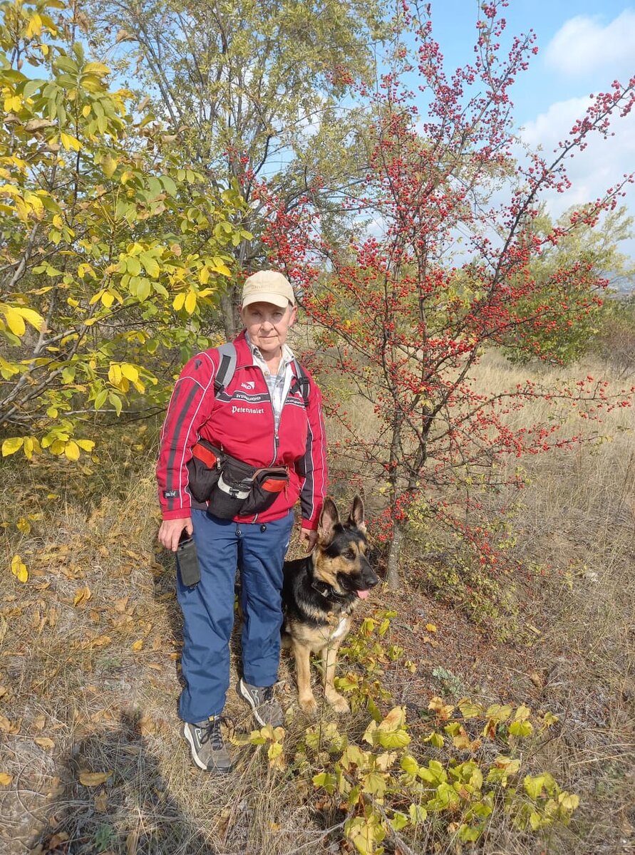 Мы на фоне боярышника. Октябрь 2020