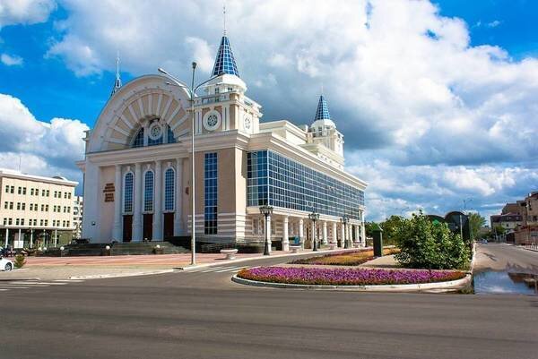 Как купить тур он-лайн дешевле
Костанайский областной казахский театр драмы имени Омарова был открыт в сентябре 2000 г. при участии президента Казахстана Нурсултана Назарбаева.