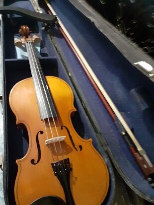 Вот он, страшный пыточный инструмент во всем своем зловещем величии. Называется - скрипка.