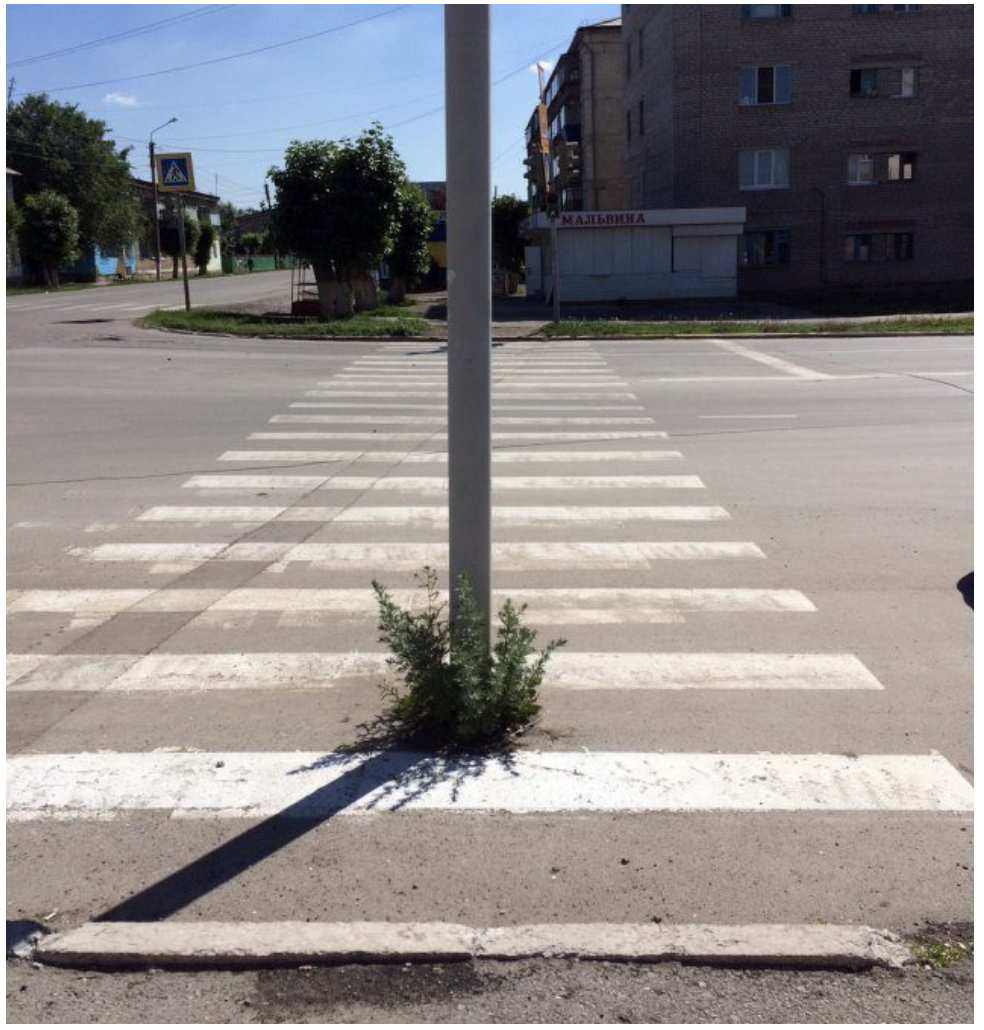 Посередине дороги. Столб посреди дороги. Столб на дороге. Столб посередине дороги. Опора посреди дороги