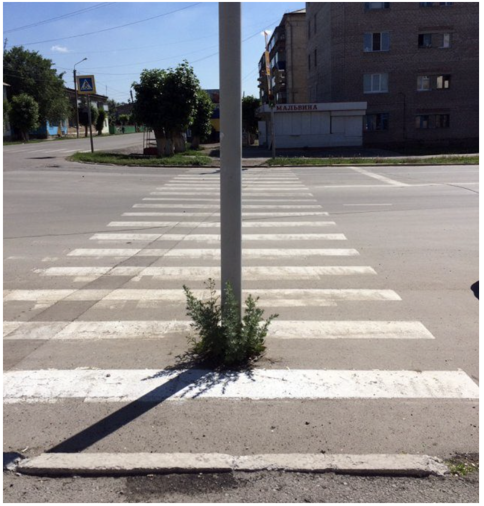 Посередине дороги. Столб посреди дороги. Столб на дороге. Столб посередине дороги. Опора посреди дороги.