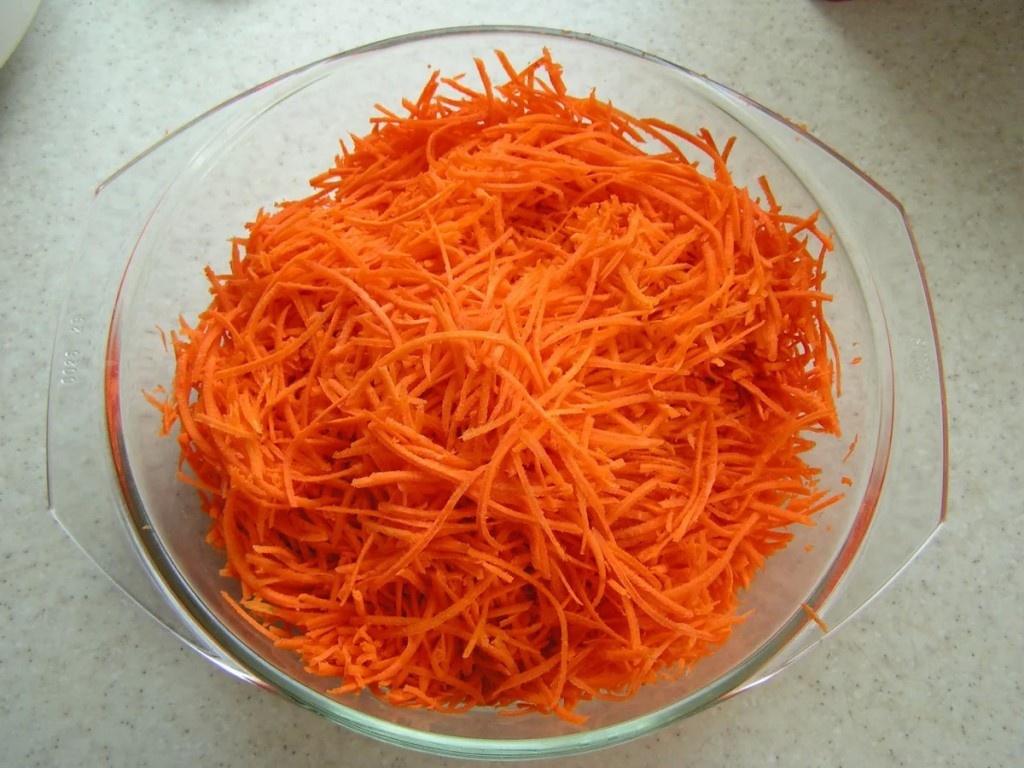 100грам корейской моркови.Лично как по мне, я ложу её побольше.