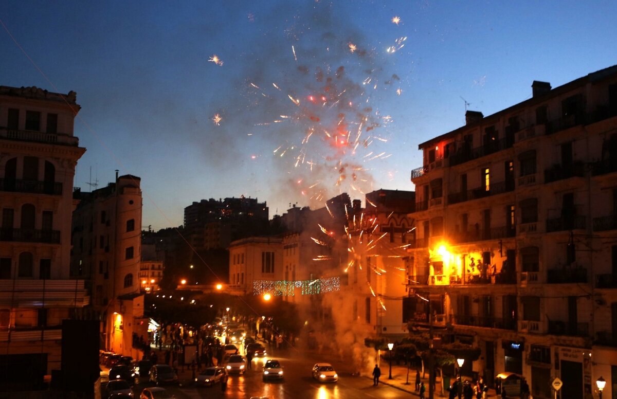 Фейерверки в честь праздника в алжирской столице. Фото из Яндекс-картинки. 