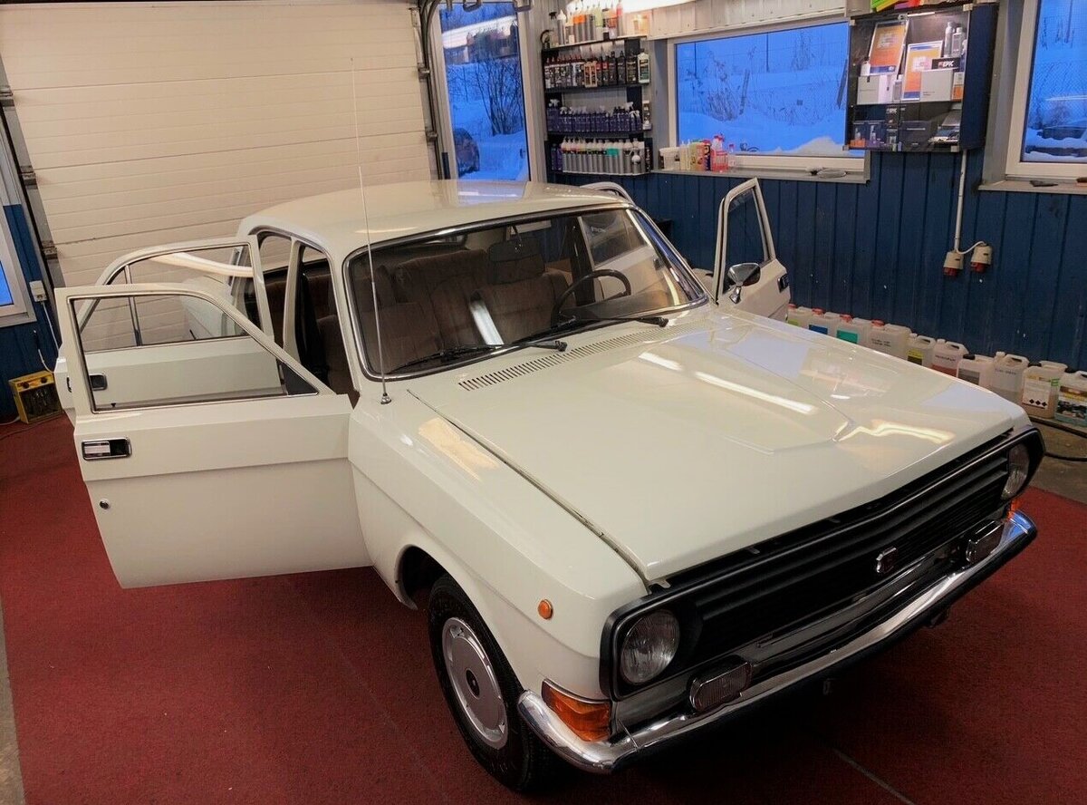 Переходная ГАЗ-2410 с длинным глушителем. Пластмассовый мир победил. 