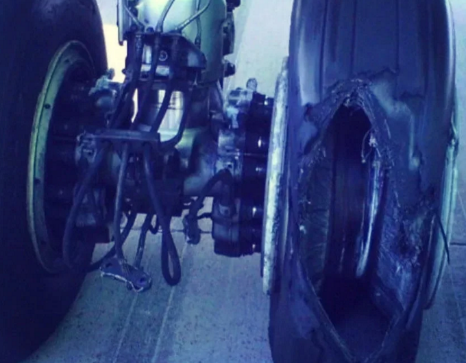 Последствия износа резины на колесе шасси авиалайнера из-за трения и нагрева