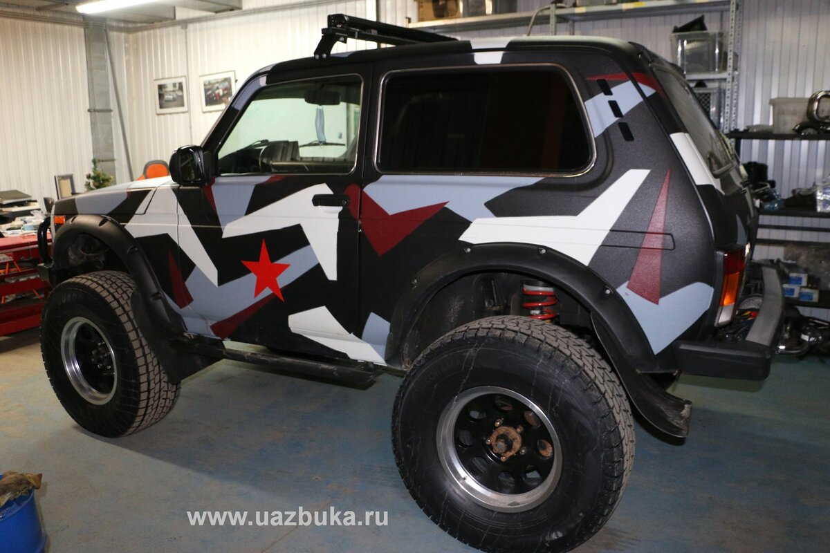 Колесные арки, для таких колес, пришлось сильно "порезать" 