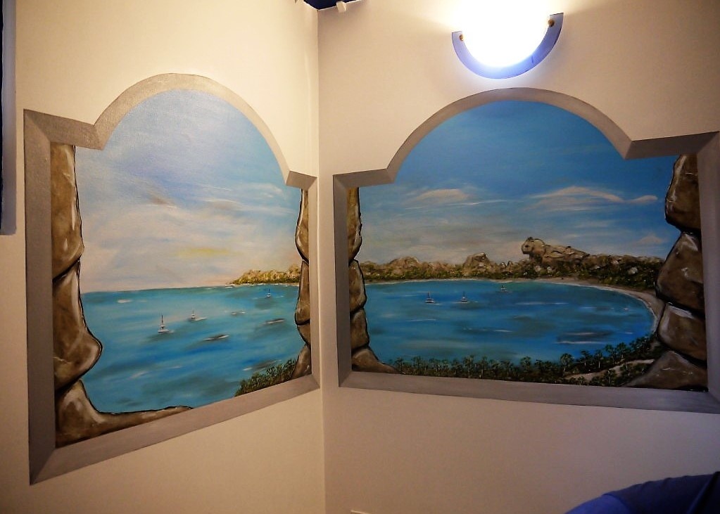 Роспись стены из двух частей