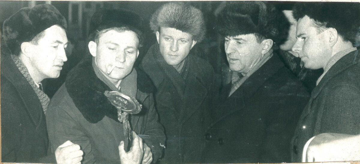 Первая отлитая памятная медаль в честь выпуска первой очереди цеха, 1963 год.