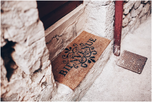 Войлочный коврик перед дверью на улице