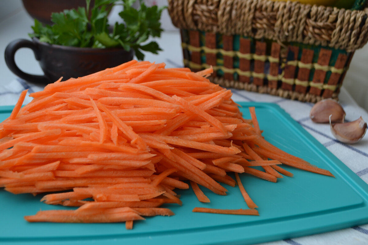 Всем привет!  На днях нашла рецепт моркови -по -Итальянски, он чем-то напоминает наш рецепт моркови с чесноком и сырками, но небольшие отличия все же есть.
