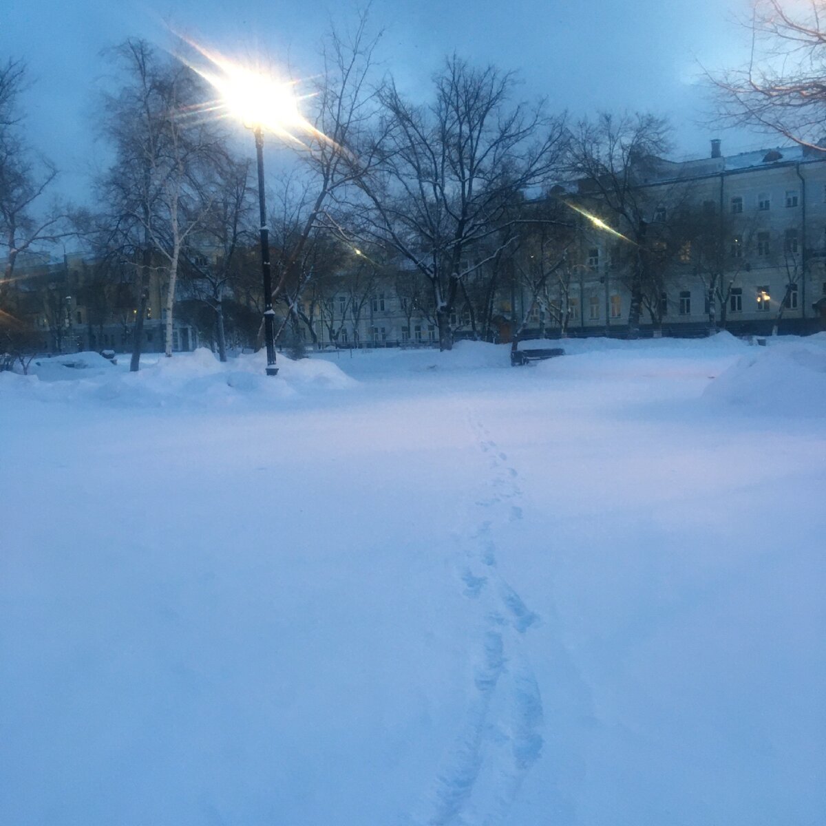 Только мои следы в безлюдном парке, именно так я себя и чувствую - одна 