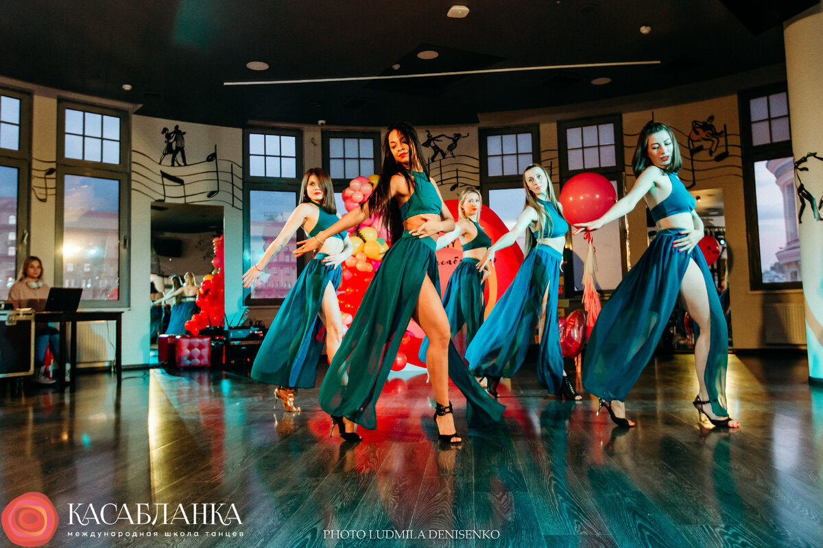 Диана Эстрада и ее ученицы во время исполнения танцевального номера 