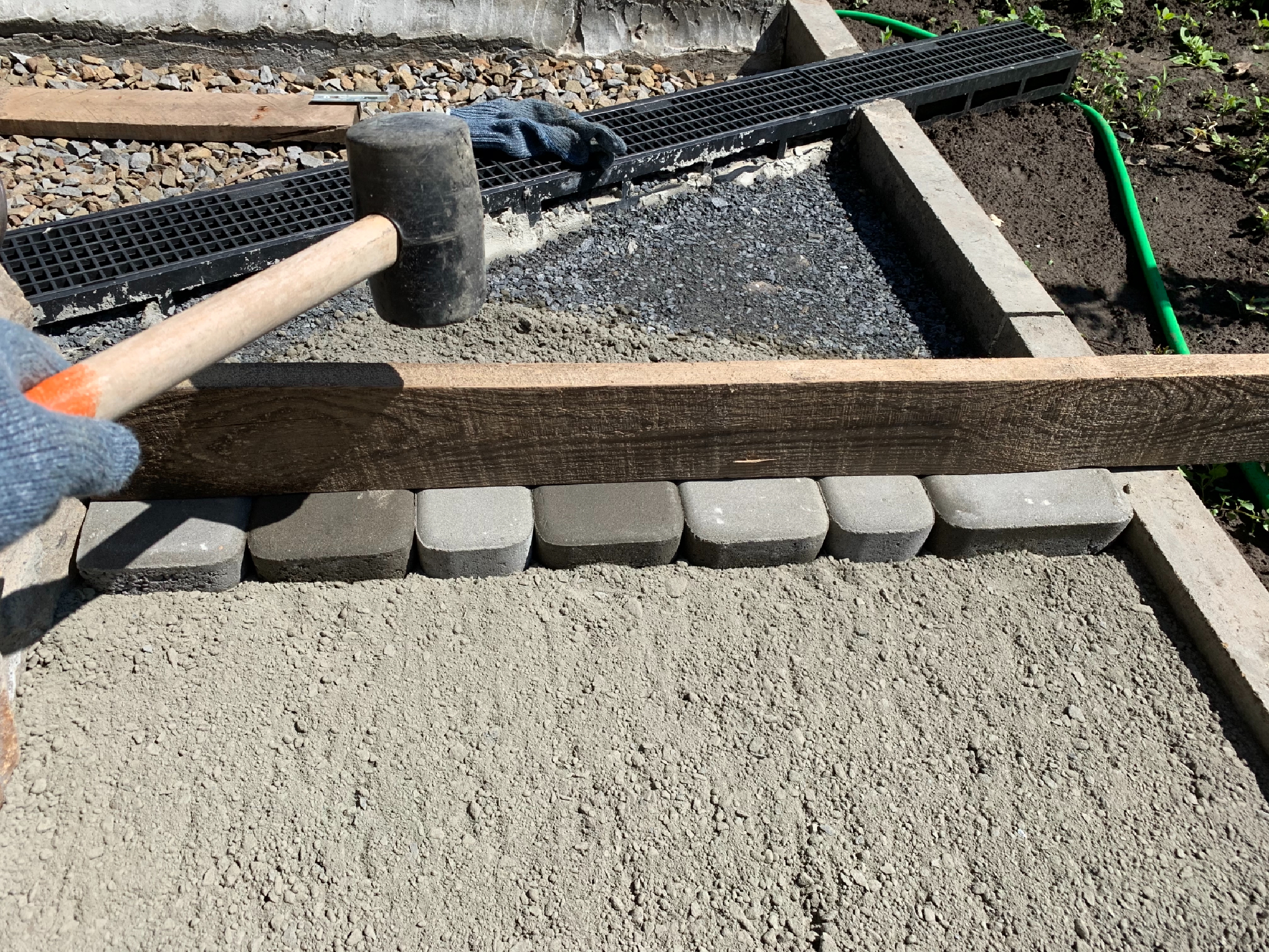 Укладка тротуарной плитки на гарцовку. Приспособление для укладки брусчатки. Бордюрный камень для отмостки. Раствор для тротуарной плитки. Гарцовка укладка плитки.