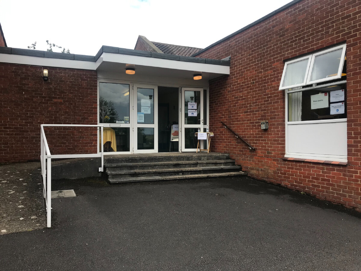 Экзаменационная комиссия обычно заседает в здании церкви, где есть фортепиано и орган. Прочие музыкальные инструменты ученик приносит с собой. Это вход в церковь с задней стороны. Фотография из личного архива.