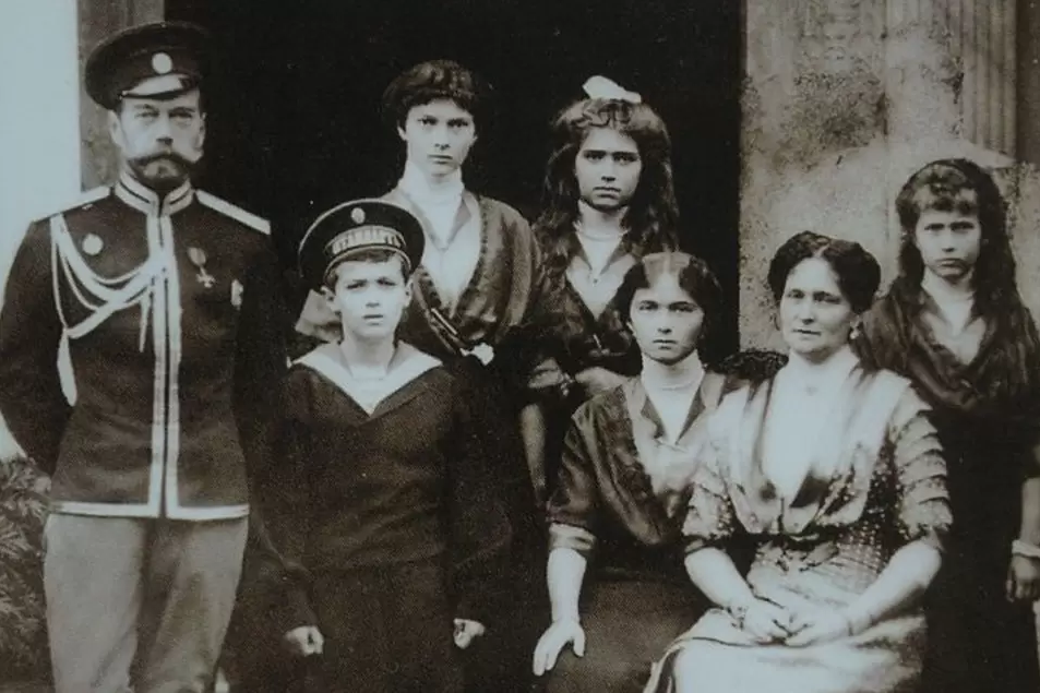 Николай II с родными незадолго до гибели. 