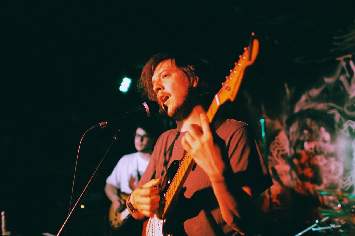 Вокалист и гитарист группы Бужба Джордж играет на гитаре типа Stratocaster 