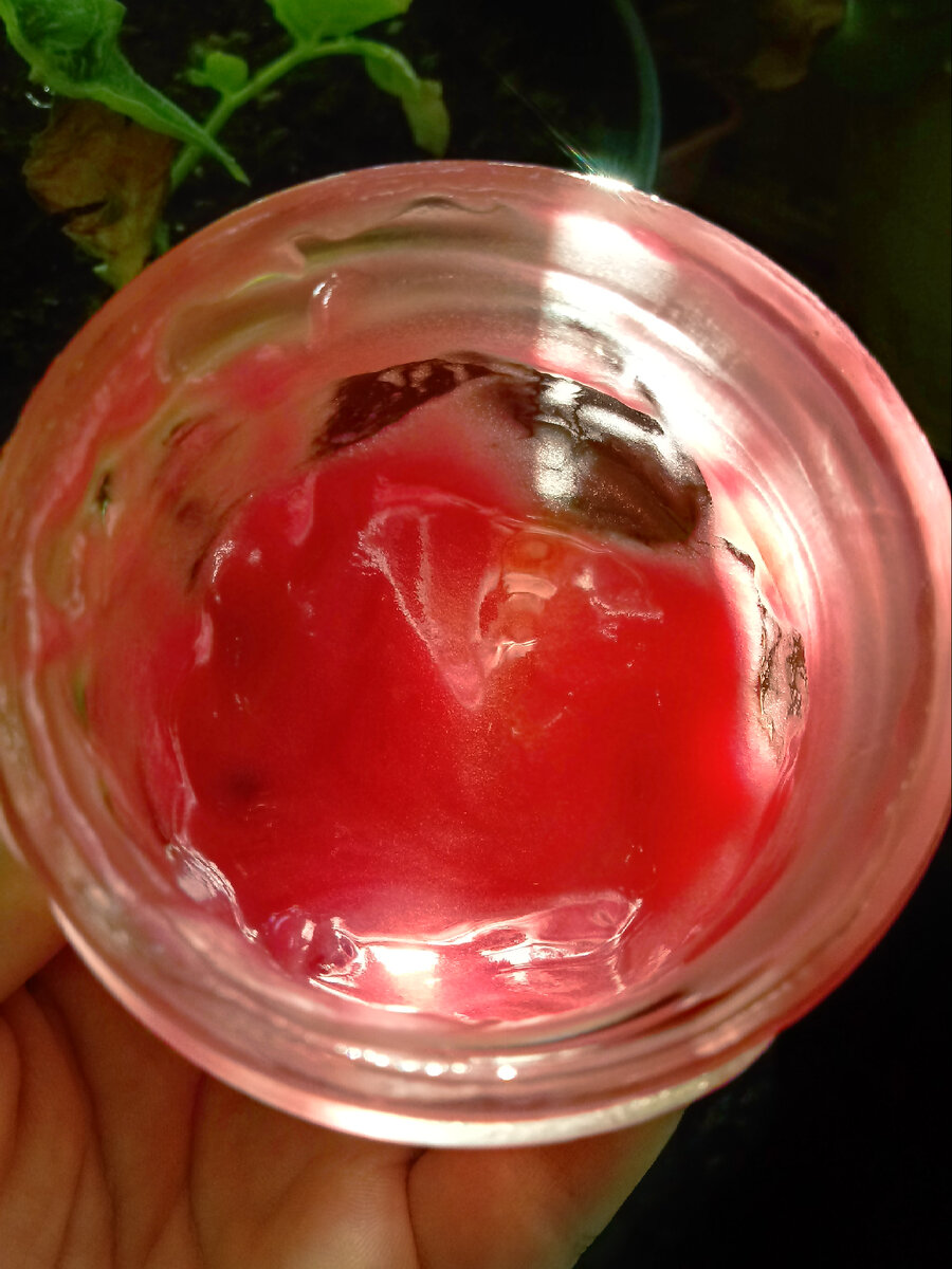 Как ни пыталась, но не получилось снять мелкие пузырьки в данном крем. Они и глазу не сразу видны. Но их очень много