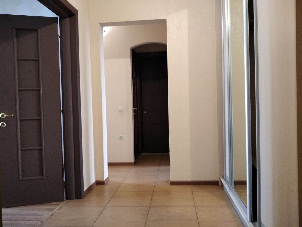 Это коридор с покрашенными дверями. Как видите, смотрится неплохо.