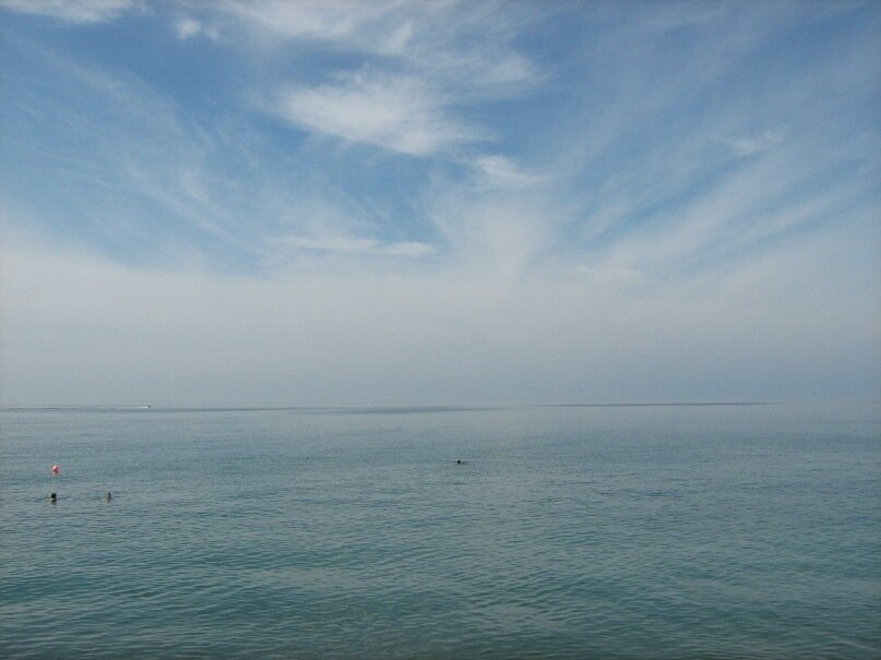 Безмятежное фото утреннего пляжа на Мамайке, чтобы разбавить напряжение. Личный фотоархив