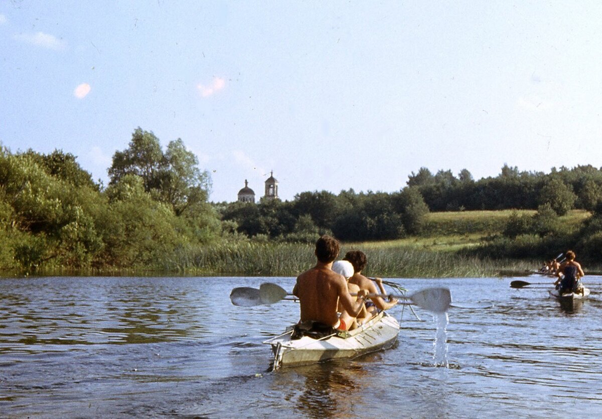 Сплав на байдарках по реке Угра под Смоленском, 1975 год. Фото взято из открытых источников: soviet-postcards.com