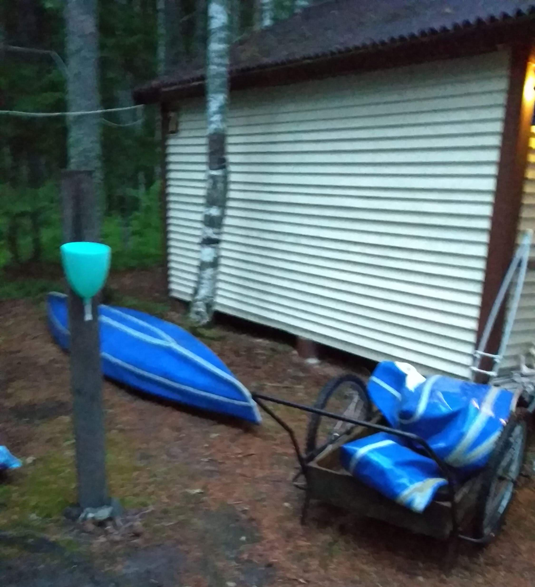 Вечер после похода. Шкура одной из лодок в тележке, а за ней кильсон который не смогли разобрать.