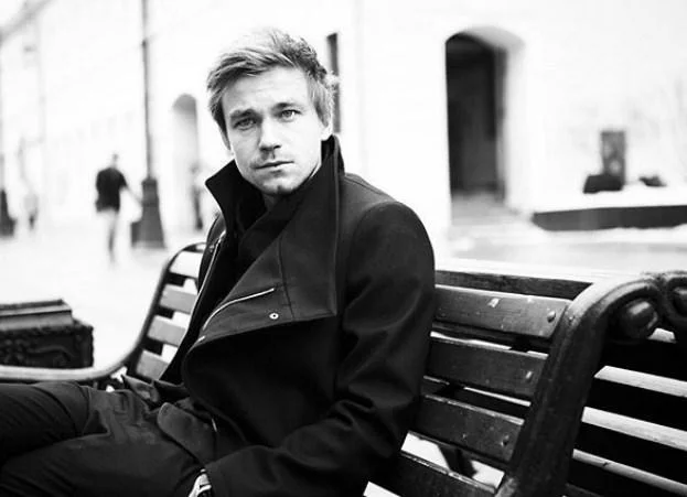 Александр Петров - знаменитый молодой русский актёр, который успел завоевать сердца множества фанатов после его главной роли в сериале “Полицейский с Рублёвки”. Его фильмография, как актёра большого кино, начинается с 2010-го года. В те времена его имя ещё не находилось у всех на слуху и мало, кто интересовался его биографией. Первой его крупной ролью является фильм “Август. Восьмого”, где он сыграл командира танка по имени Яшка. Однако самым первым, сыгранным им персонажем, является роль трейсера Лёхи в сериале “Голоса”