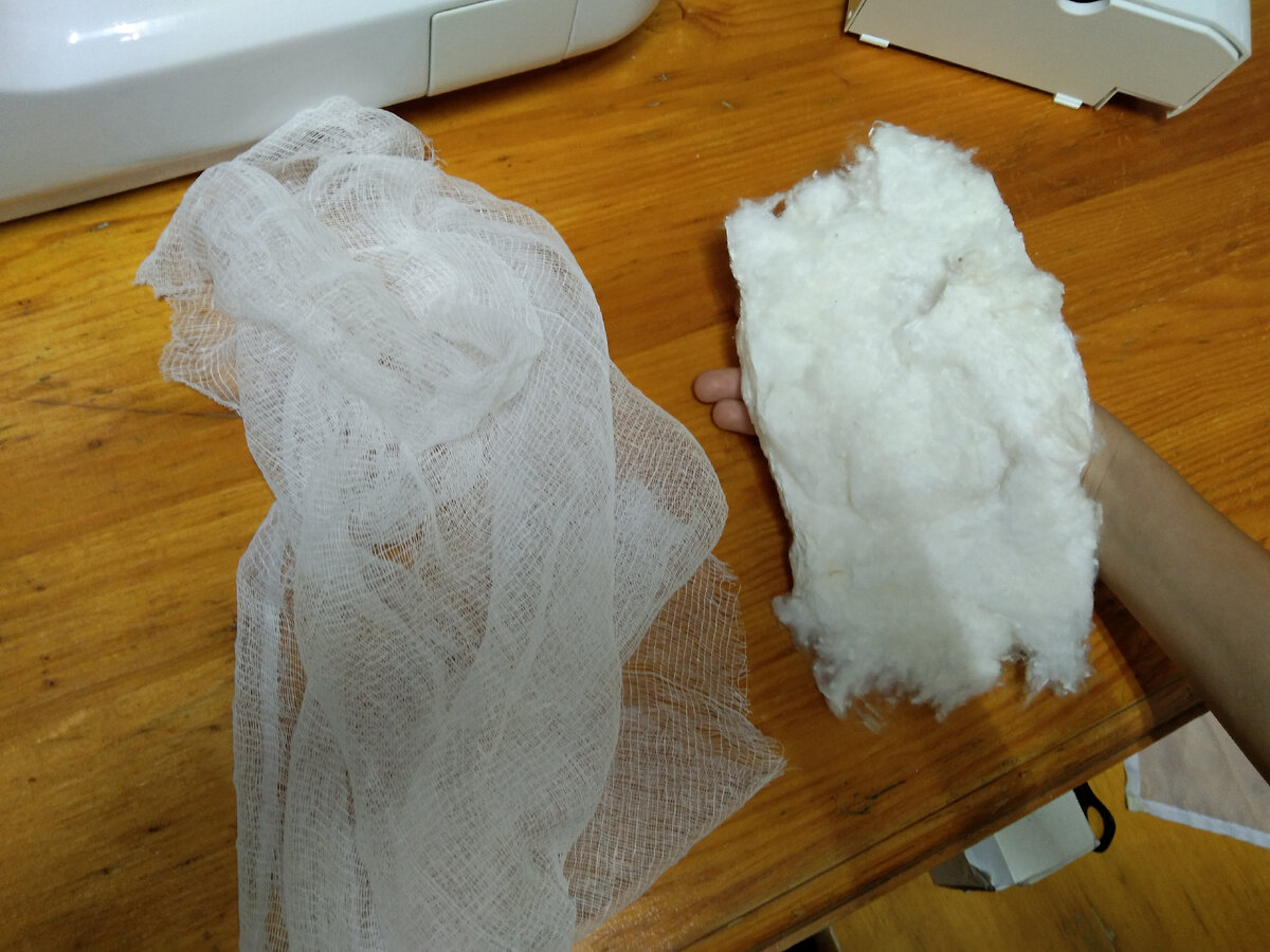 Кусок марли и вата. Теперь это нужно соединить. Здесь и далее фото автора.